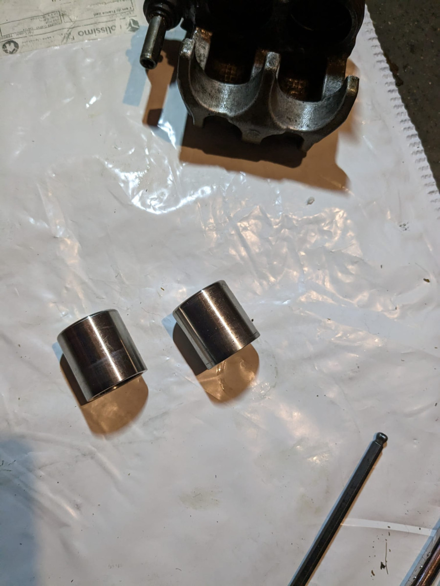 2 pitons cotés.jpeg