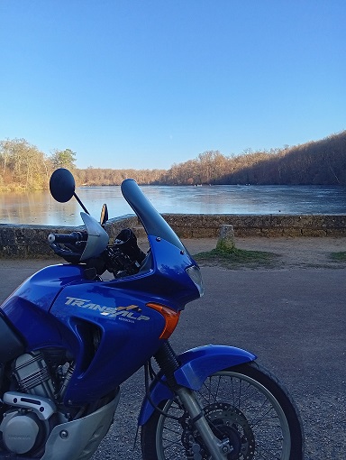 Les étangs de Comelles complètement gelés