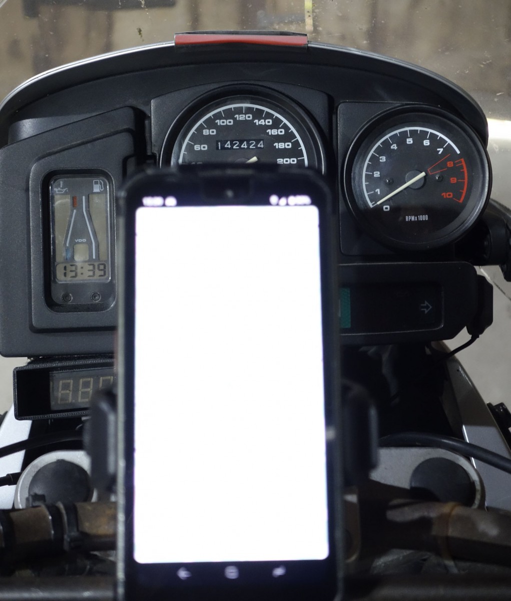 Avec téléphone